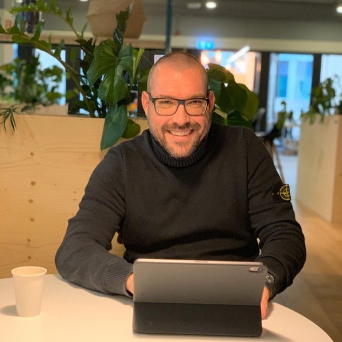 Ralph Wilbers van eveHRyday achter laptop