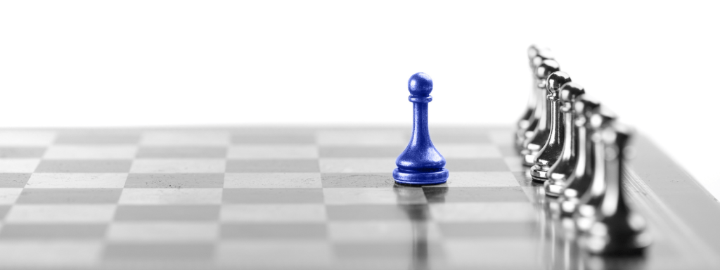 Schaakbord met blauwe pion dat refereert aan B2B lead generatie