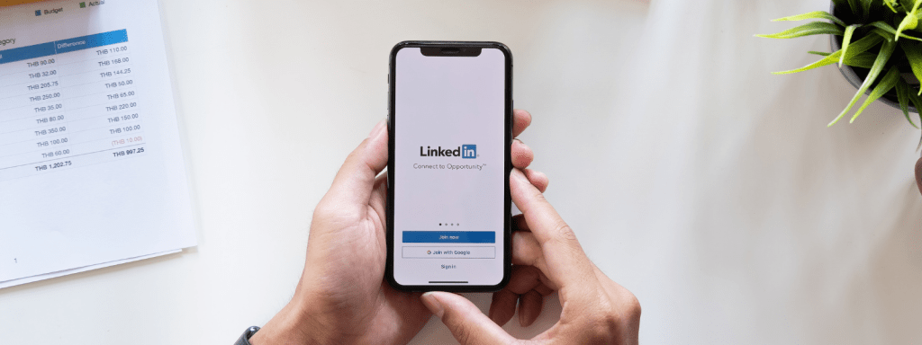 Telefoon met LinkedIn inlogscherm voor Linkedin advertenties
