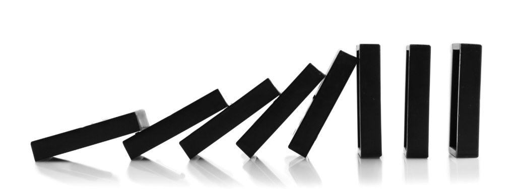 domino blokjes die het effect uitbeelden van veelgemaakte fouten in b2b marketingstrategie