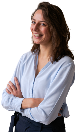 Amarens Sinnige van WOW Marketing Leeuwarden lacht en staat met haar armen over elkaar heen geslagen.